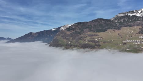 Ruhiger-Walensee-Aus-Der-Luft-Bei-Nebel.-Luftaufnahme-Der-Schweiz