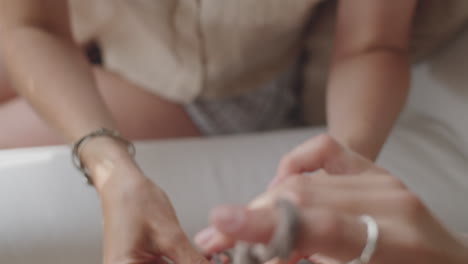 mujer haciendo macrame decoración del hogar
