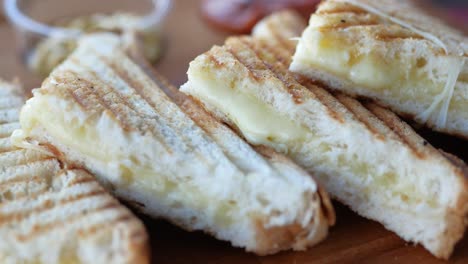 sándwich de queso a la parrilla con queso derretido