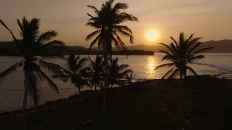 Siluetas-Sobre-El-Cayito-Durante-La-Puesta-De-Sol-En-Las-Galeras,-Samaná,-República-Dominicana