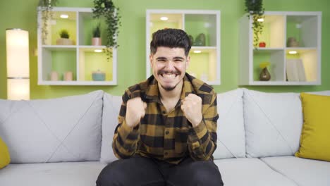 el joven se reía en voz alta.