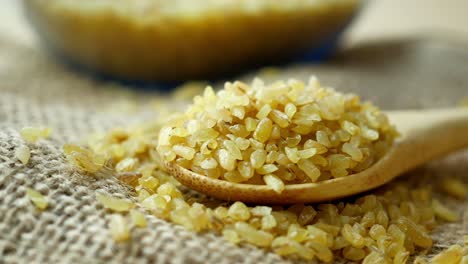trigo de bulgur en una cuchara de madera