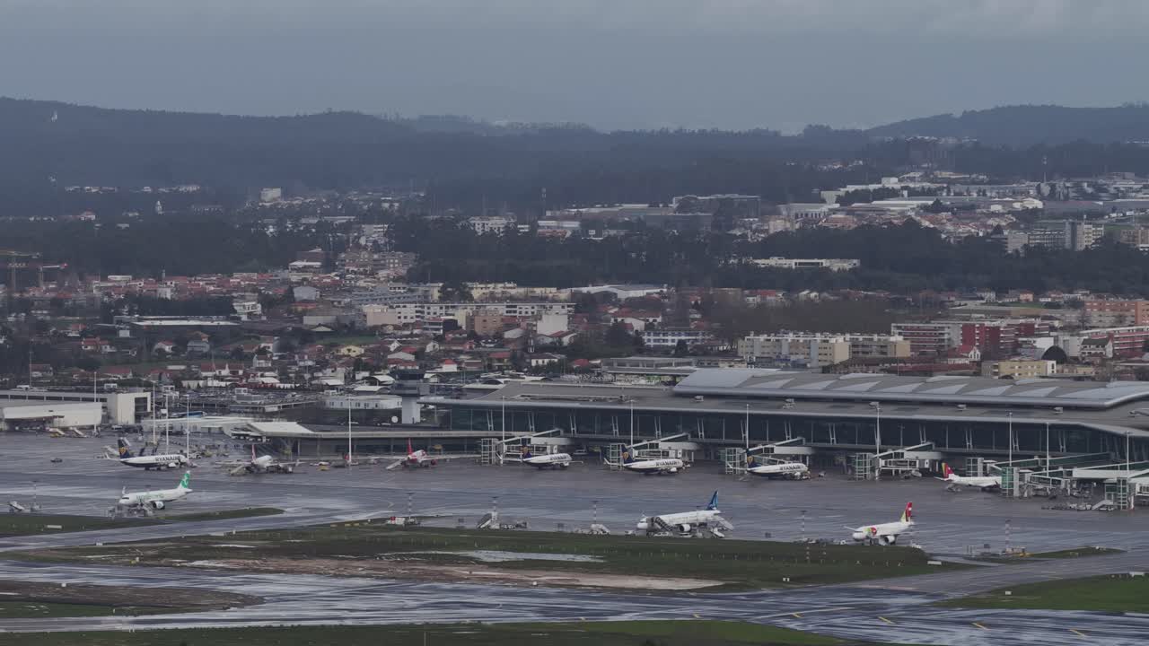 Aviones en el aeropuerto de la ciudad de Oporto.