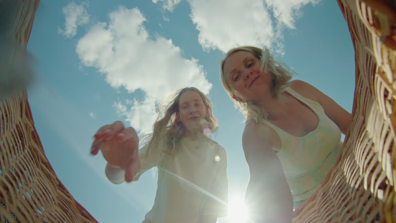 어머니 와 딸 이 세탁 을 하고 있다