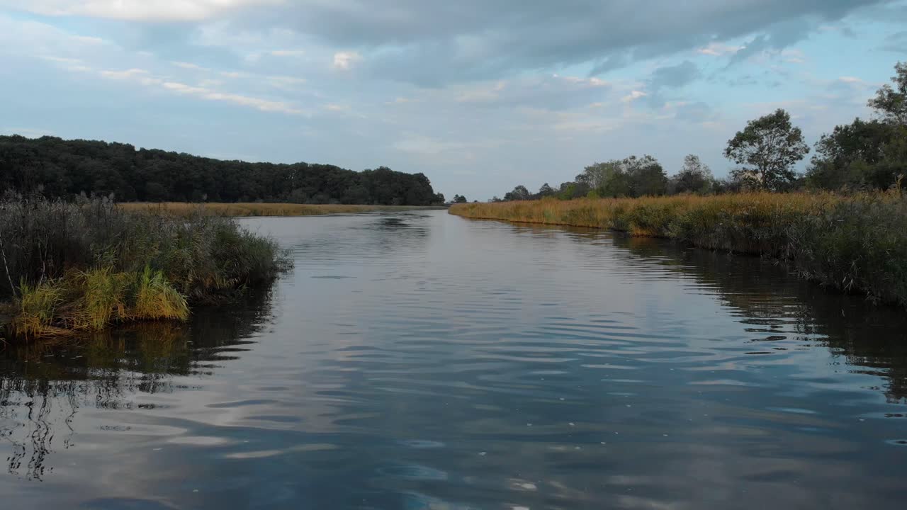 disparo de dron debajo del puente