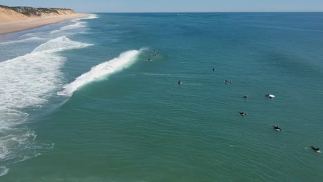 Surfer-Fängt-Welle-Durch-Eine-Gruppe-Von-Surfern-Am-Atlantik-Cape-Cod-Beach
