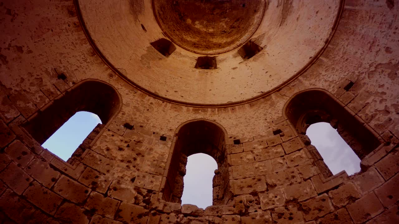 Cupola della Chiesa greco-ortodossa di San Giorgio rovinata e abbandonata, vista dal basso.