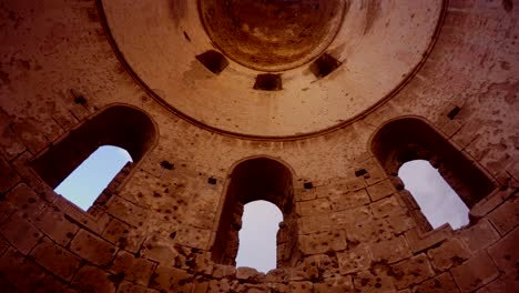 cúpula de la iglesia ortodoxa griega de san jorge arruinada y abandonada, vista de abajo