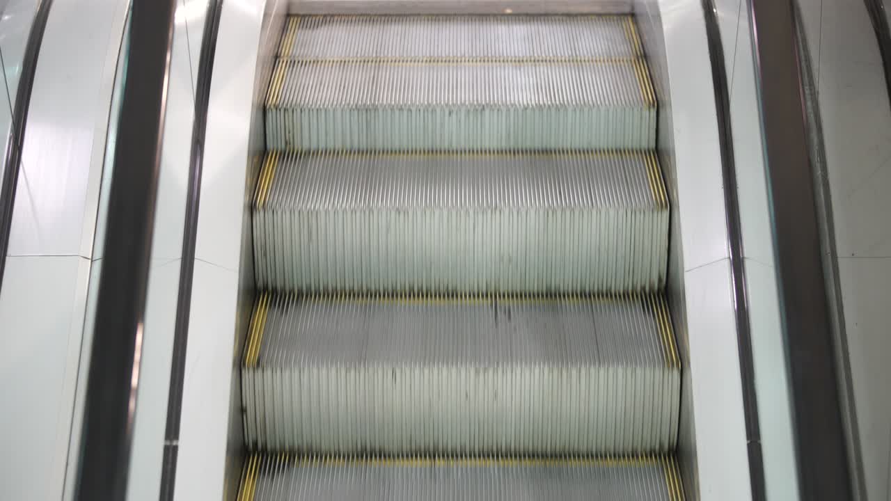 에스컬레이터 위로 이동