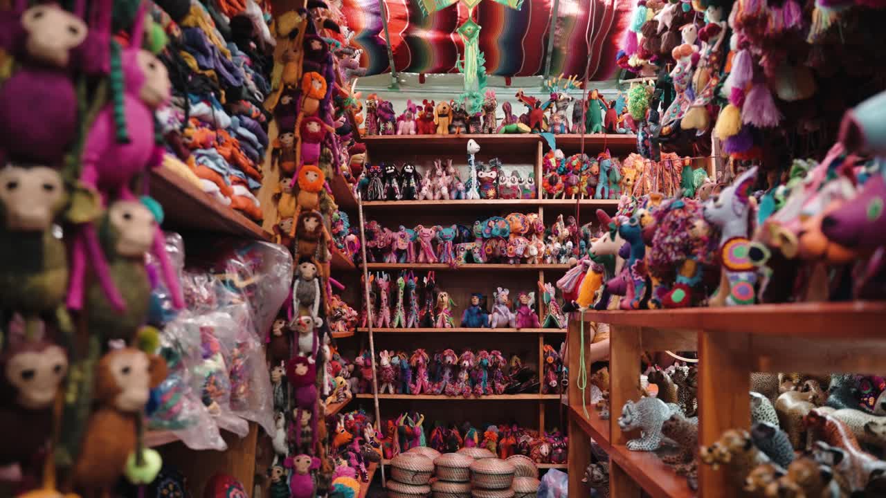 juguetes y muñecas coloridos en el mercado local de artesanía en san cristobal de las casas, chiapas, méxico