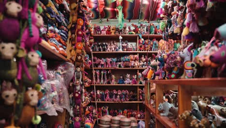 Coloridos-Juguetes-Y-Muñecos-En-El-Mercado-De-Artesanía-Local-En-San-Cristóbal-De-Las-Casas,-Chiapas,-México