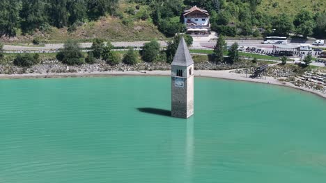 vista aérea del icónico campanario di curon venosta vecchia, en medio de las aguas turquesas del lago di resia