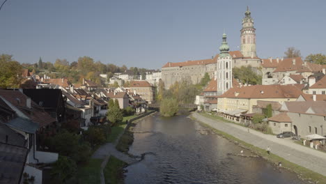 Castillo-En-Krumlov-Sobre-El-Río-Vltava