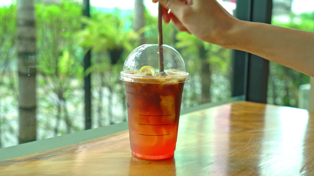 커피숍 카페에서 레몬 복숭아 소다 유리를 곁들인 에스프레소 커피 샷