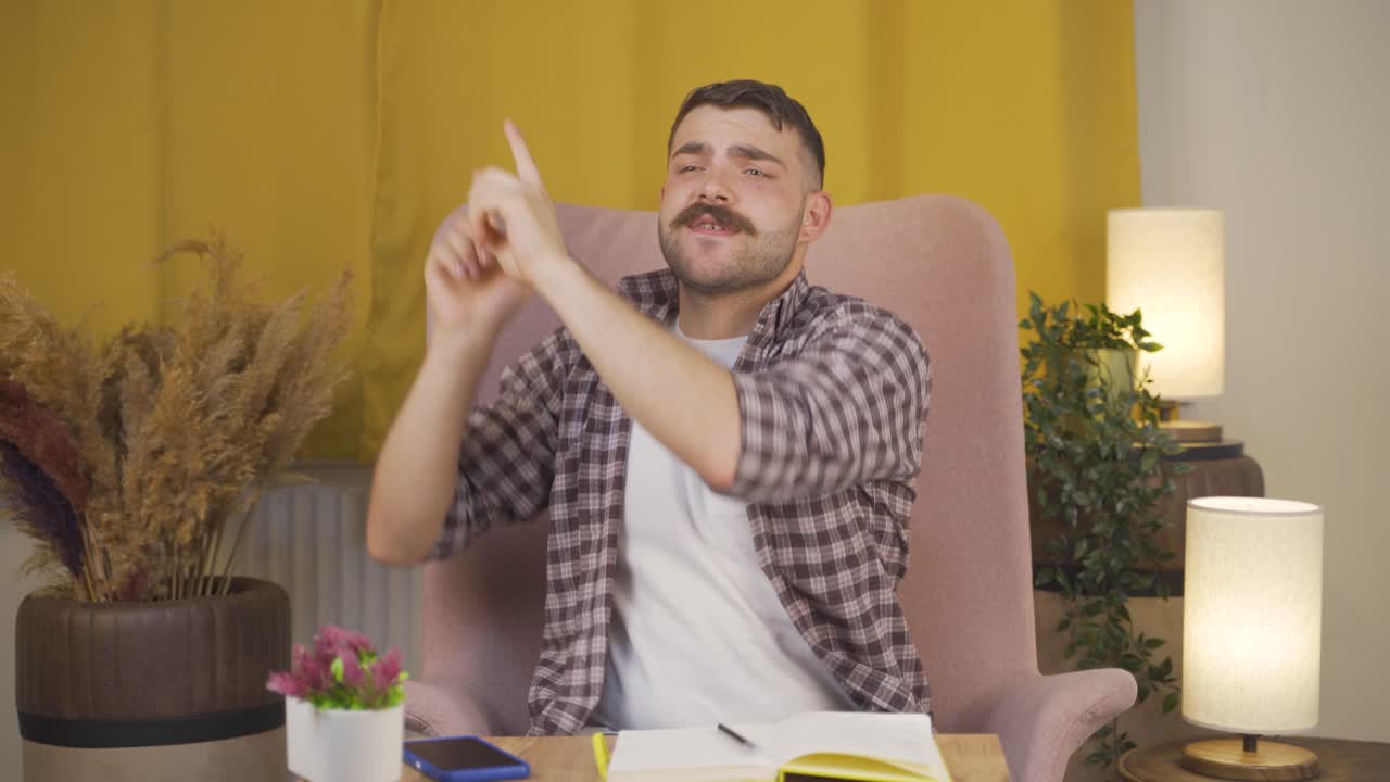 hombre feliz bailando para la cámara.