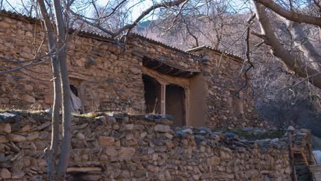 Antiguo-Edificio-De-Piedra-En-La-Ruta-De-La-Seda-De-Las-Montañas,-Pueblo-Sentob-Uzbekistán-7-De-22