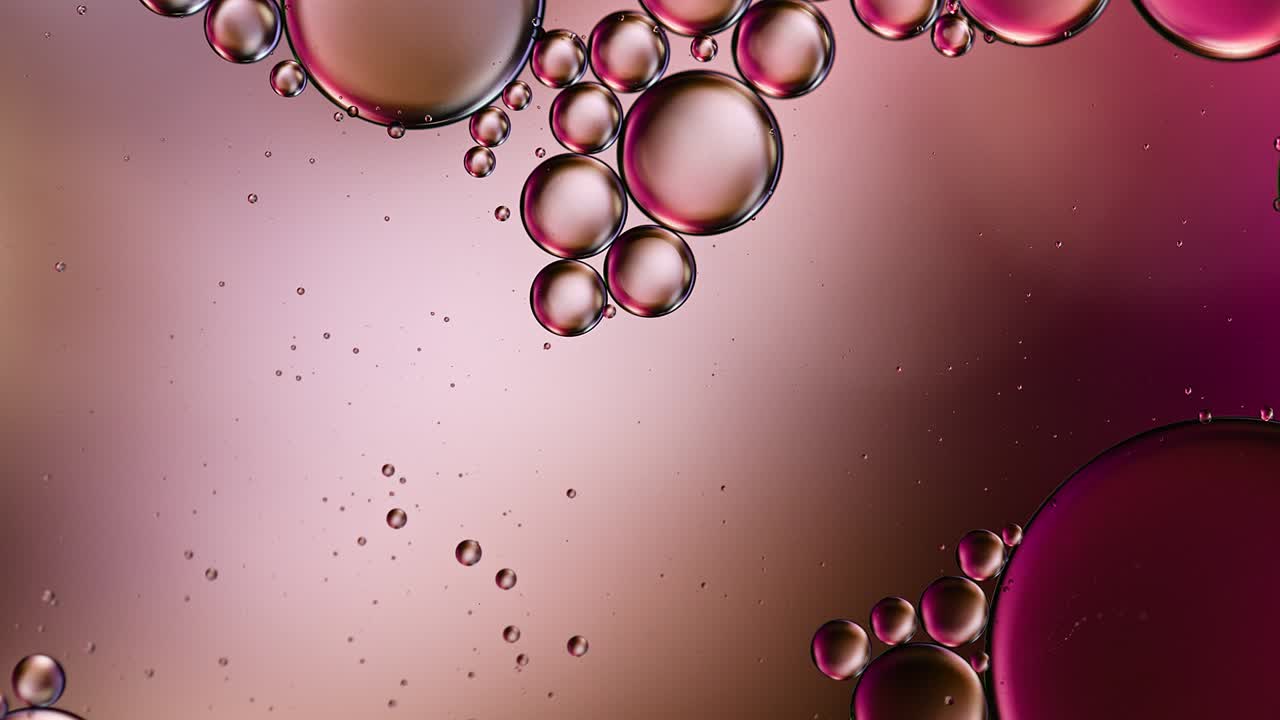 추상적인 다채로운 음식 기름 방울 거품과 구가 흐르고