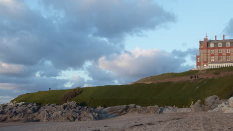 Gire-Desde-La-Playa-Fistral-Para-Ver-El-Icónico-Hotel-Headland-En-Lo-Alto-De-La-Costa-De-Cornualles.