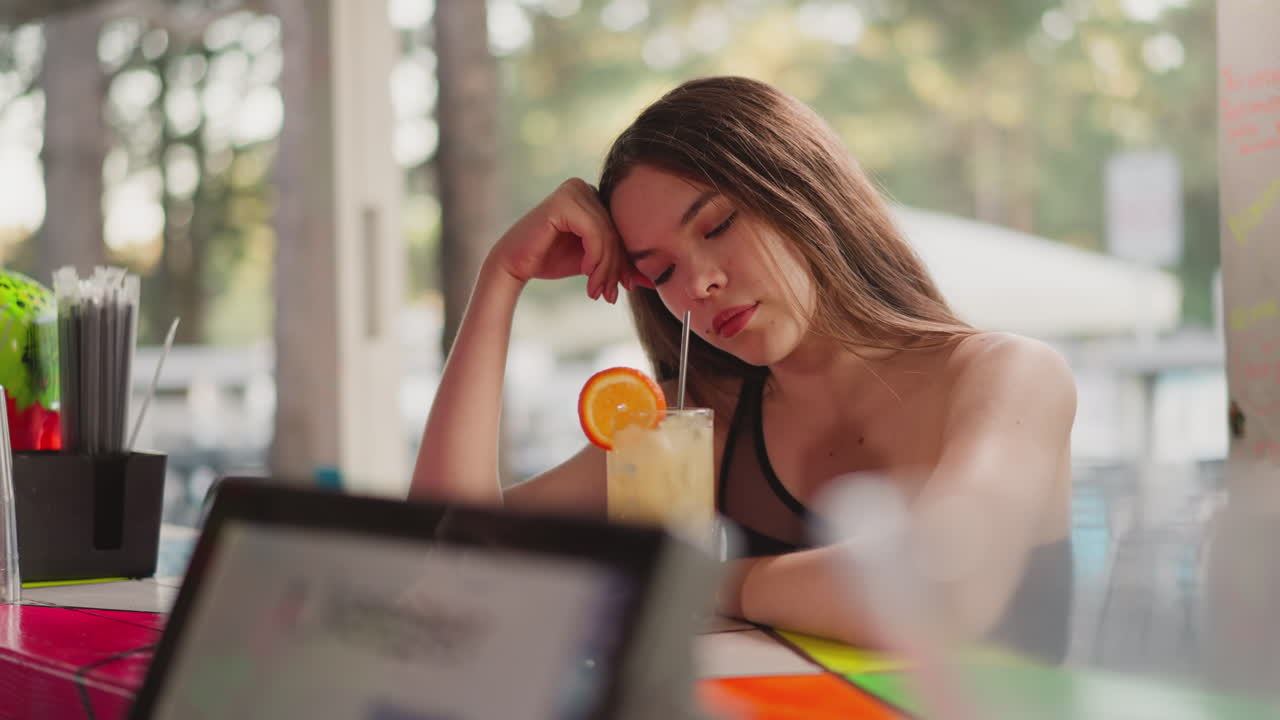 테일을 마신 불행한 여자가 술집에 앉아있다. 불안한 여자는 클럽에서 술을 마시며 힘든 헤어짐을 겪는다. 슬픈 손님은 해변 술집에서 외로움으로 고통받는다.