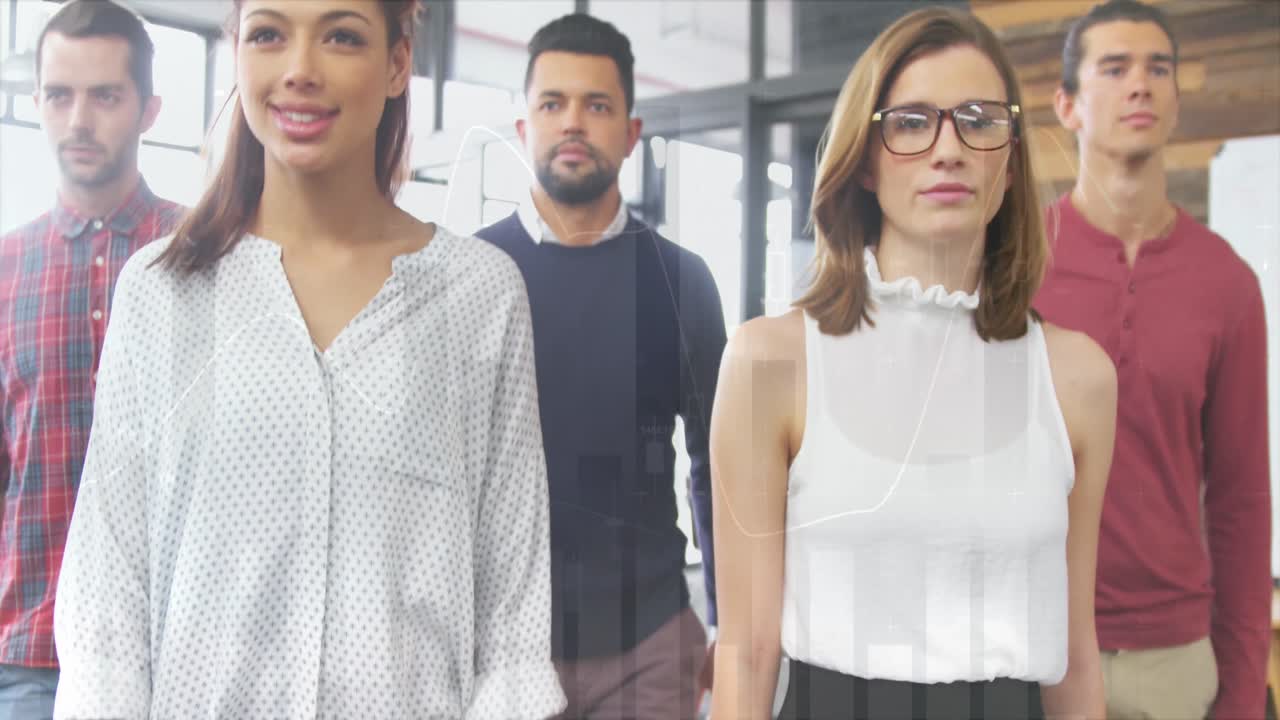 animación del procesamiento de datos estadísticos en un equipo de diversos colegas que caminan juntos en la oficina.