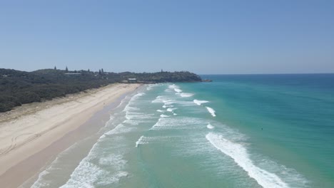olas del océano rompiendo en la larga playa de arena de la playa principal en qld, australia
