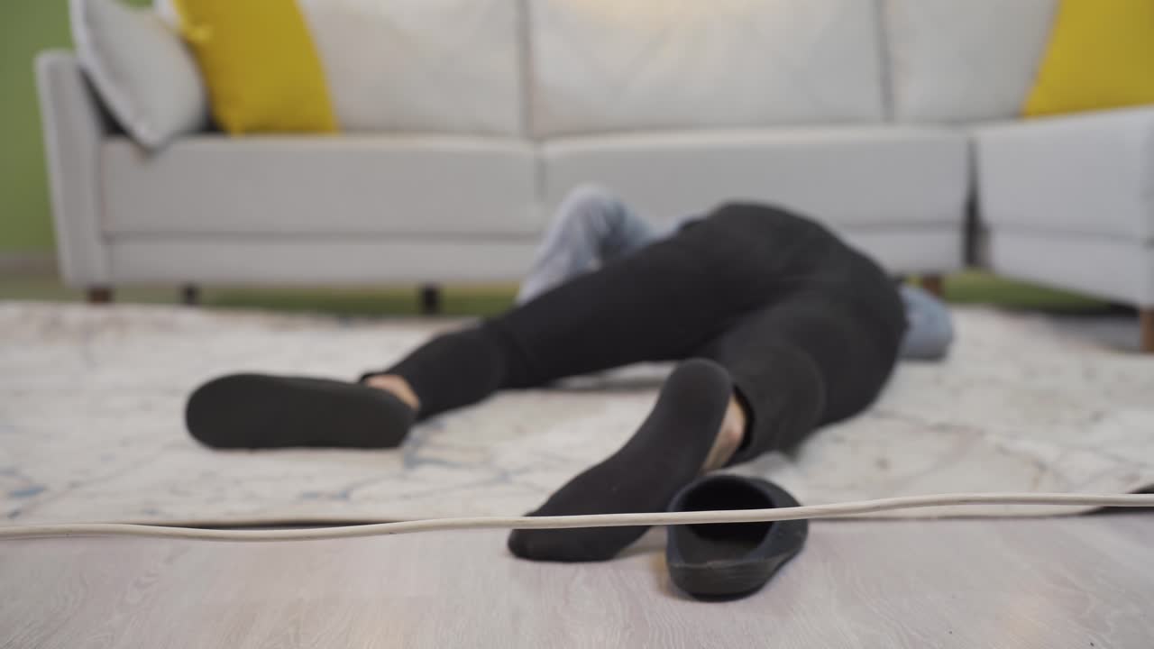 집에서 사고. 집에서 소켓 코드에 걸린 남자는 땅에 강하게 떨어집니다.