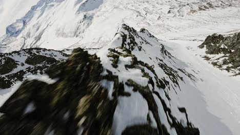 Vuelo-Extremo-Sobre-La-Cresta-De-Una-Montaña-En-Noruega-Durante-La-Temporada-De-Invierno