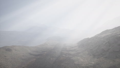 Sonnenstrahlen-Vor-Der-Kulisse-Der-Berge