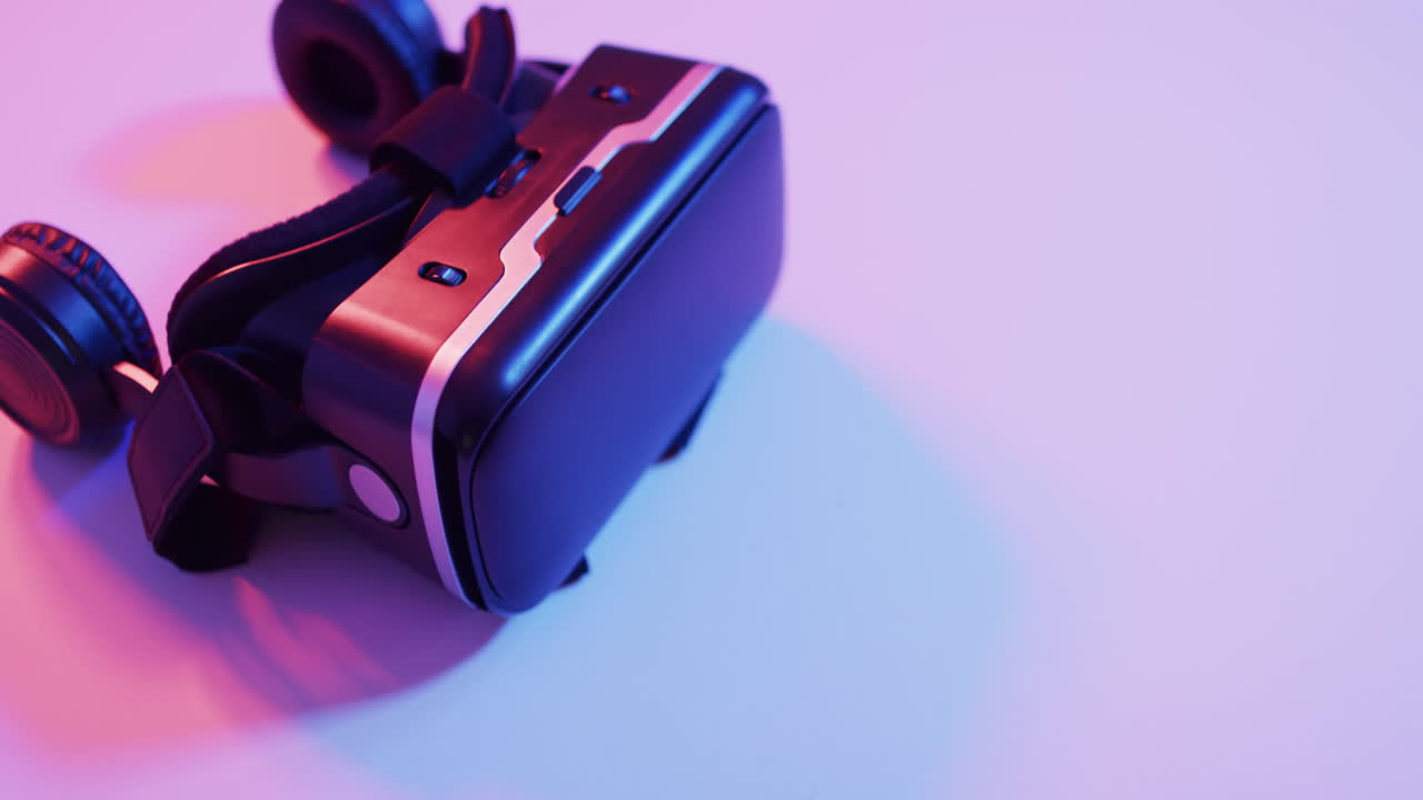 video de primer plano del controlador del panel de videojuego con espacio de copia en fondo de neón