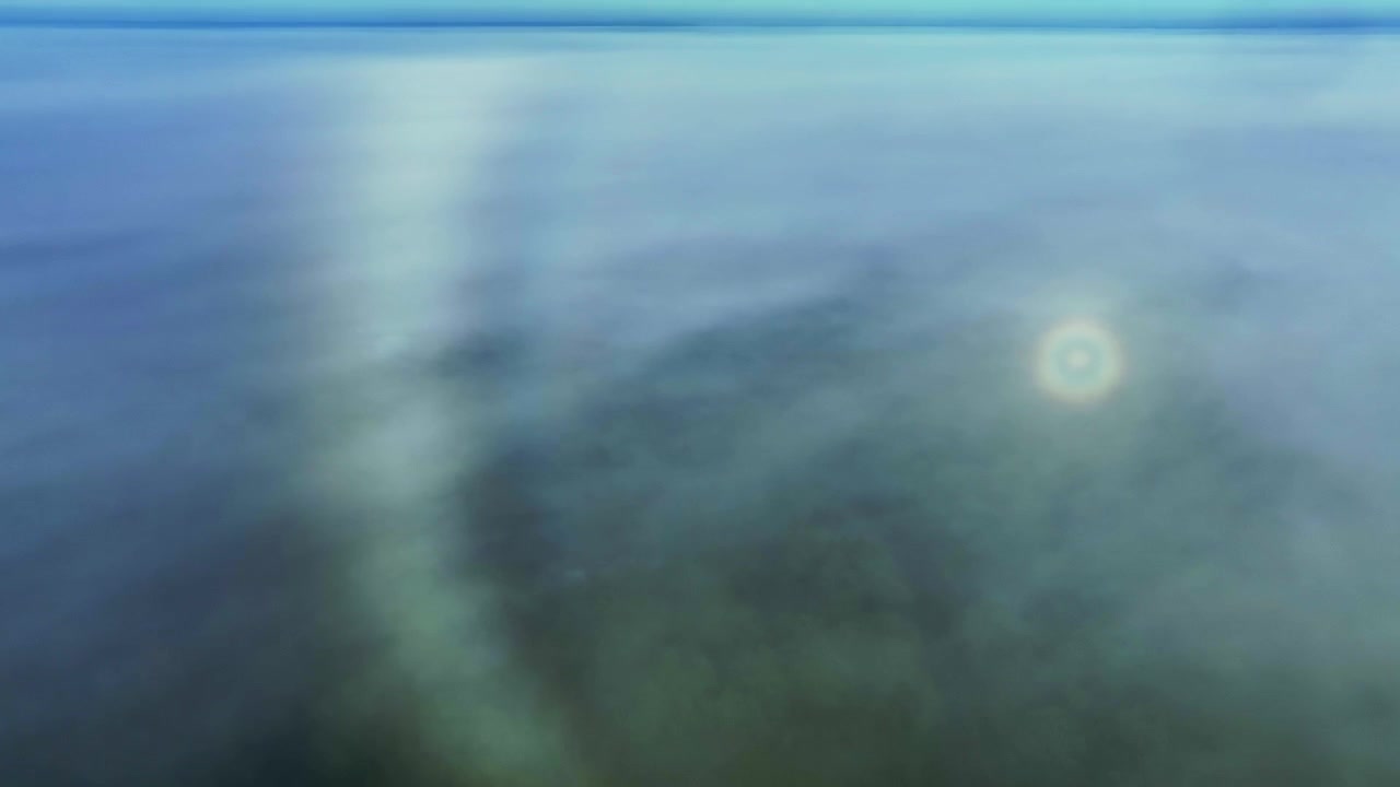 Luftfoto fra drone af tåget landskab med et sjældent vejrfænomen: en ringformet glorie og en tågebue. Saaremaa, Estland
