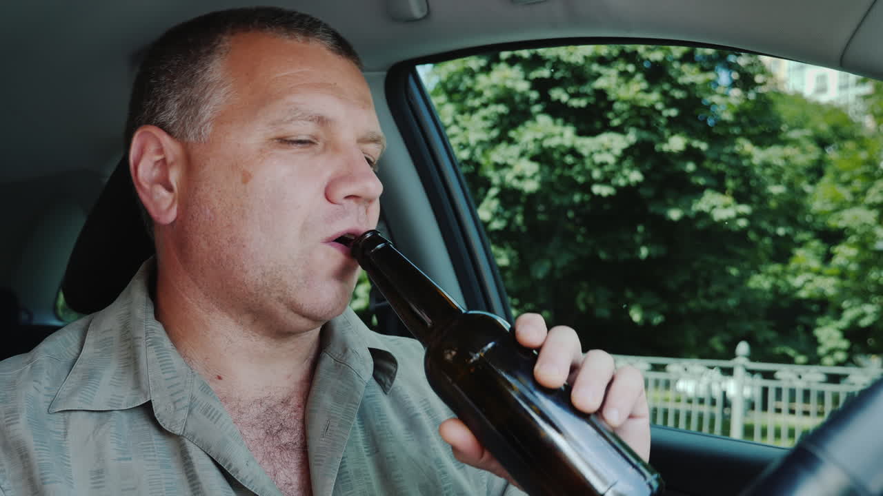 el conductor bebe alcohol al volante peligroso concepto de comportamiento ilegal