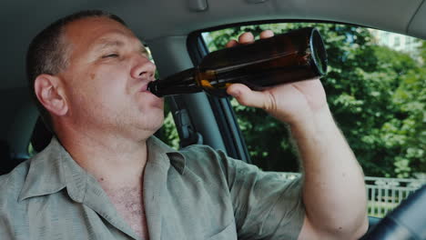 Der-Fahrer-Trinkt-Alkohol-Am-Steuer-Gefährliches-Illegales-Verhaltenskonzept