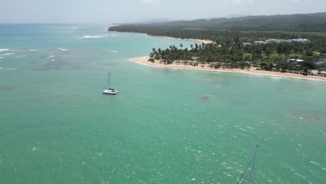 catamaranes de lujo en las aguas turquesas de la playa de punta poppy en las terranas, en la isla caribeña de la república dominicana.