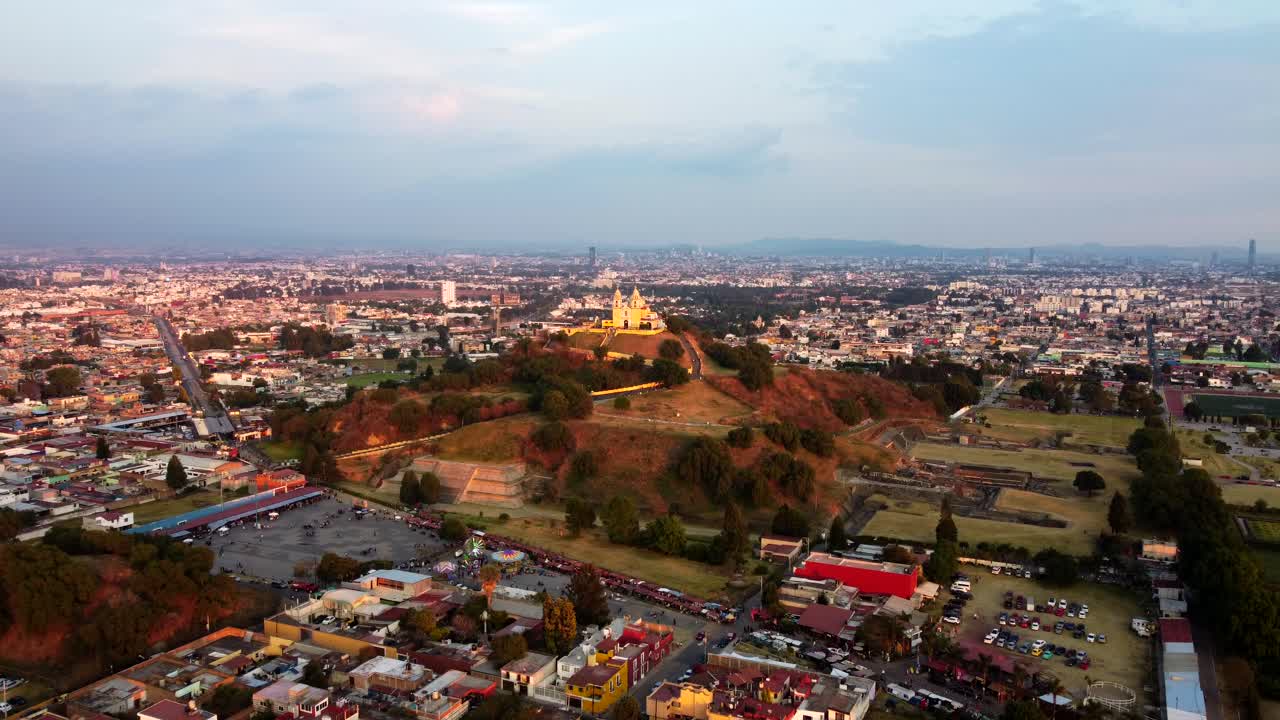 veduta aerea di cholula e della sua grande piramide al tramonto