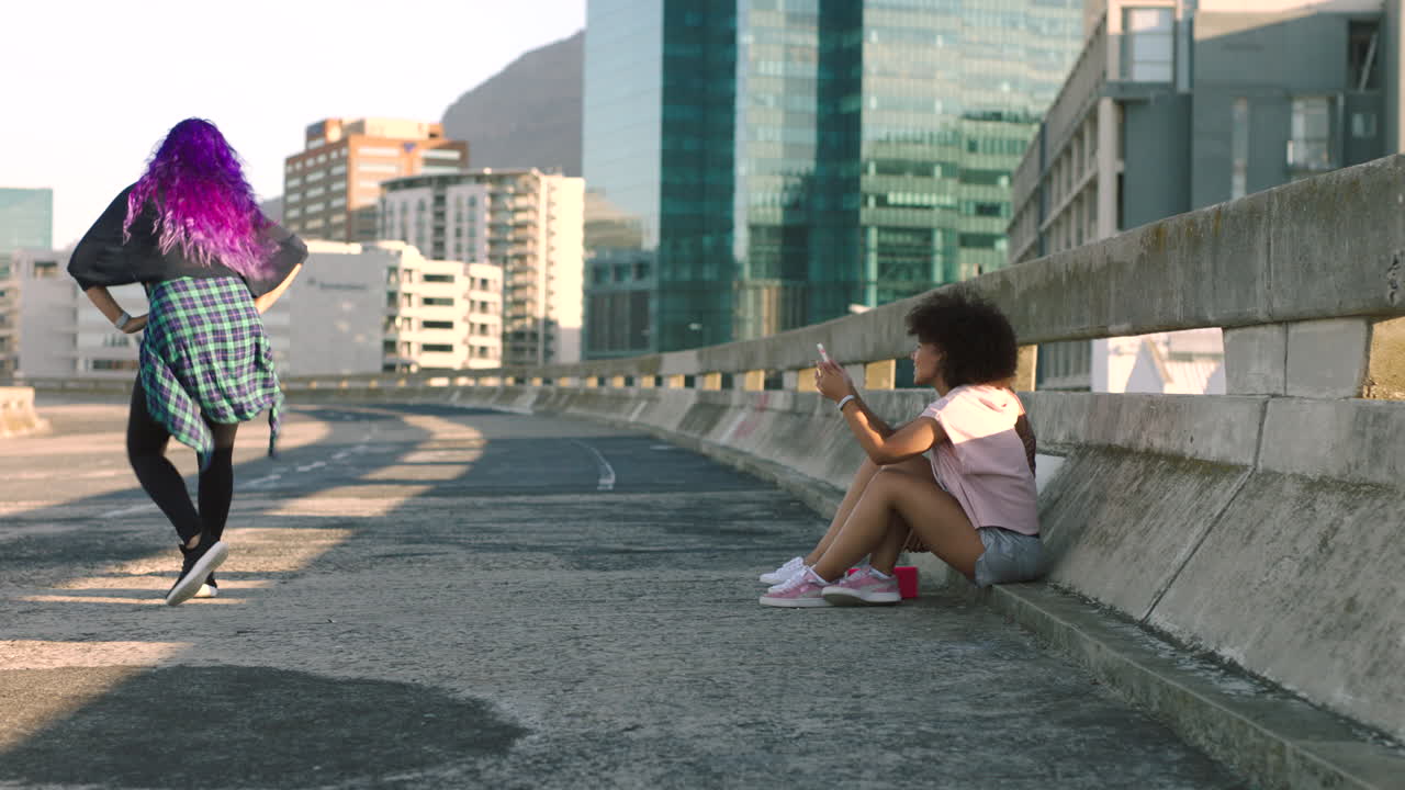 filmando un tutorial de baile en el teléfono de la calle funky
