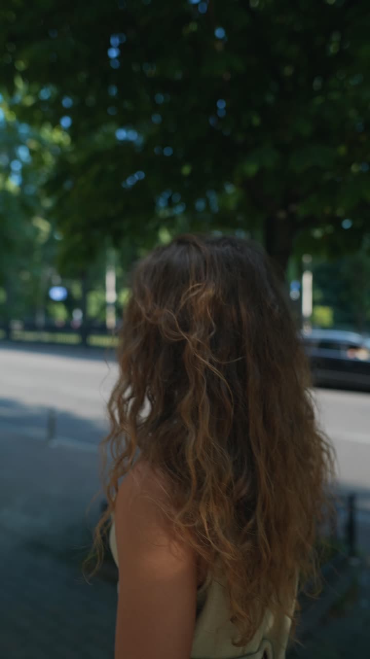 mujer con el cabello rizado al aire libre