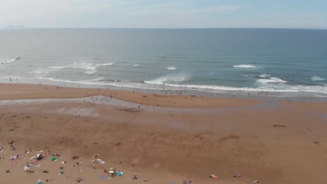 Drone-Aéreo-Volando-Sobre-La-Vasta-Costa-De-Arena-De-Playa-De-Sopelana