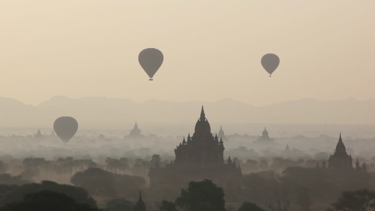 Mongolfiere si innalzano vicino ai magnifici templi di Pagan Bagan, Birmania, Myanmar 5.