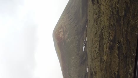 Tiro-Vertical-De-Montaña-Majestuosa-Con-Carretera-En