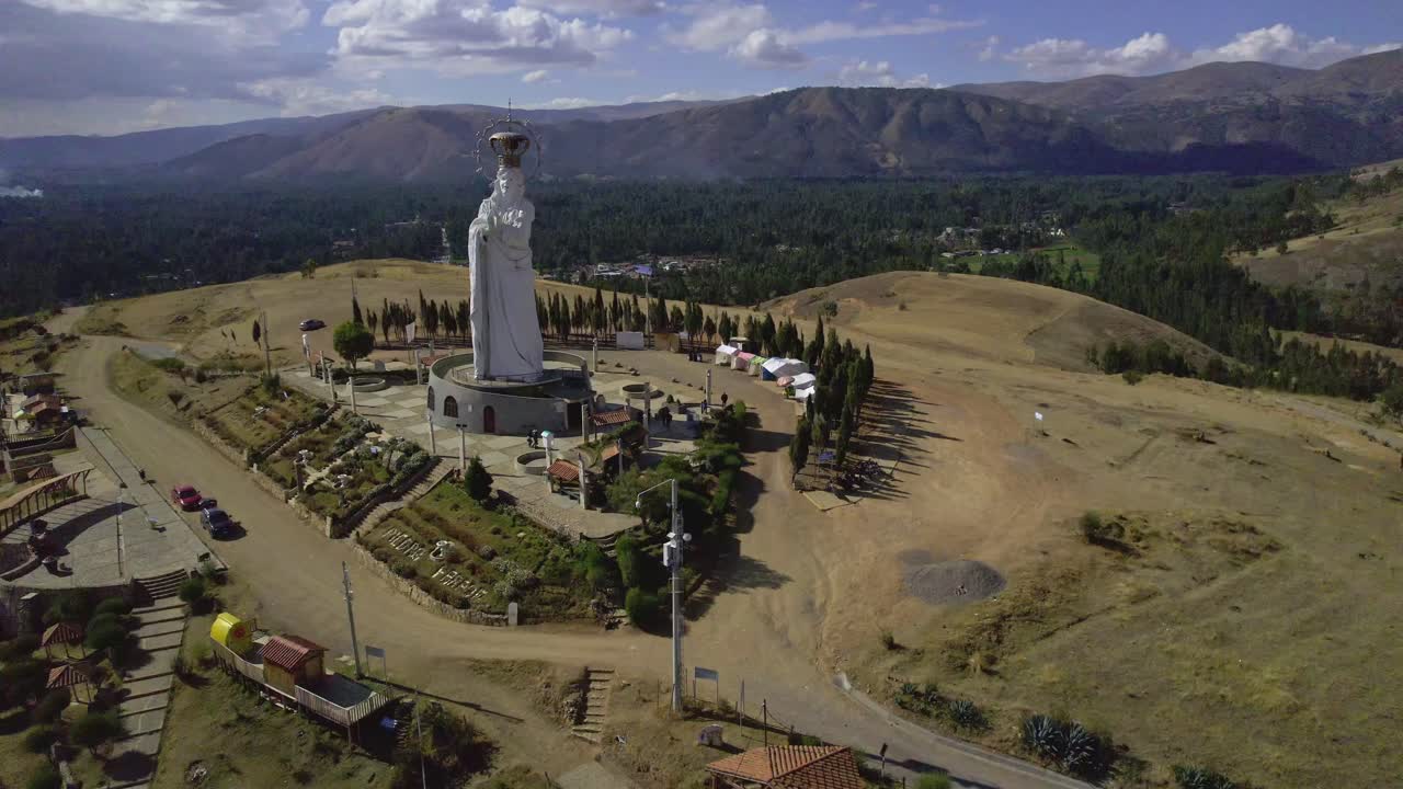 Vista aerea di una grande statua della Vergine Maria su una collina