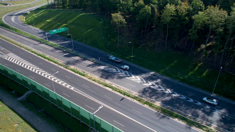 Schrägansicht-Der-Drohne:-Autobahnausfahrt-In-Polen,-Vorbeifahrende-Autos