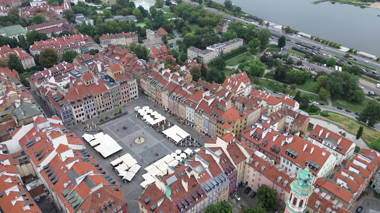폴란드 바르샤바: 드론이 유명한 "올드 타운 마켓 플레이스" 또는 "rynek starego miasta"를 날아다니고 있습니다.