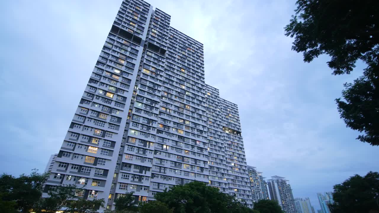 황혼 에 있는 고층 아파트 건물