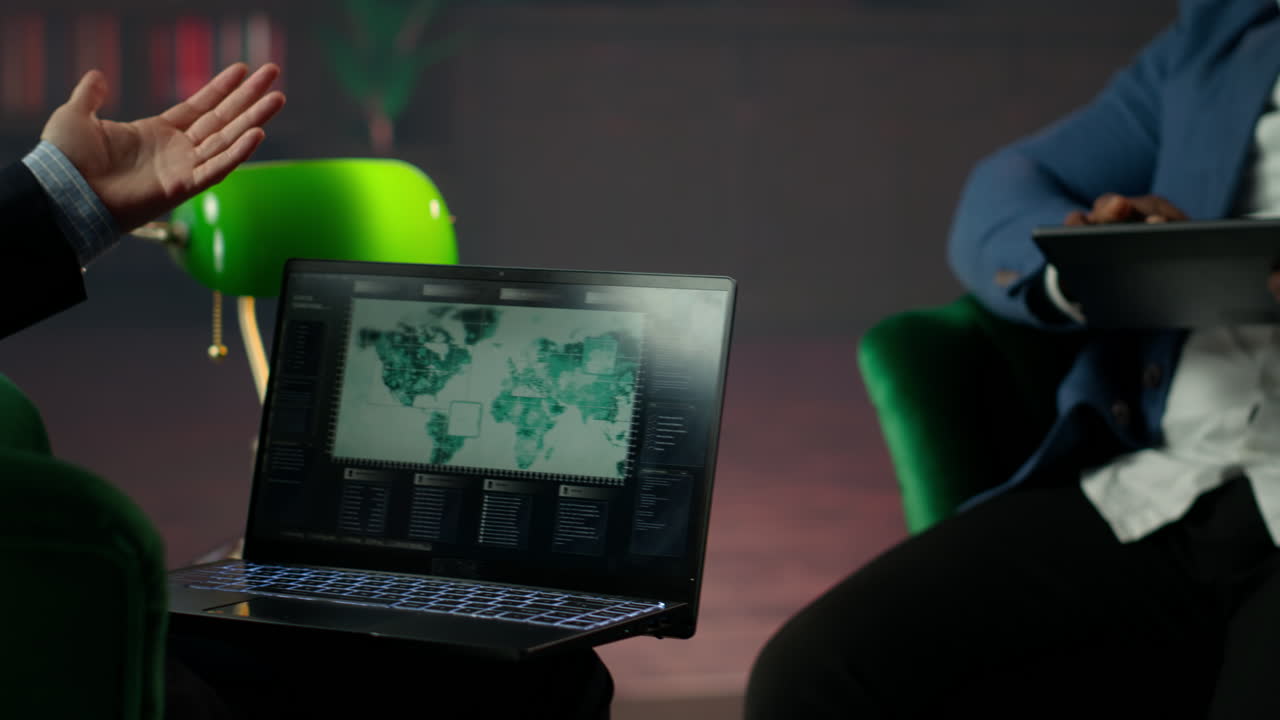 un equipo de espías del gobierno se reúne en la sede de la cia para monitorear la vigilancia.