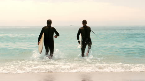 Hombres-Con-Tablas-De-Surf-Corriendo