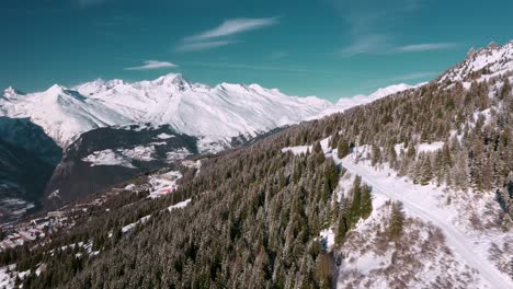 Antena:-Hermosa-Montaña-De-La-Estación-De-Esquí-De-Les-Arcs-En-La-Nieve-Del-Invierno