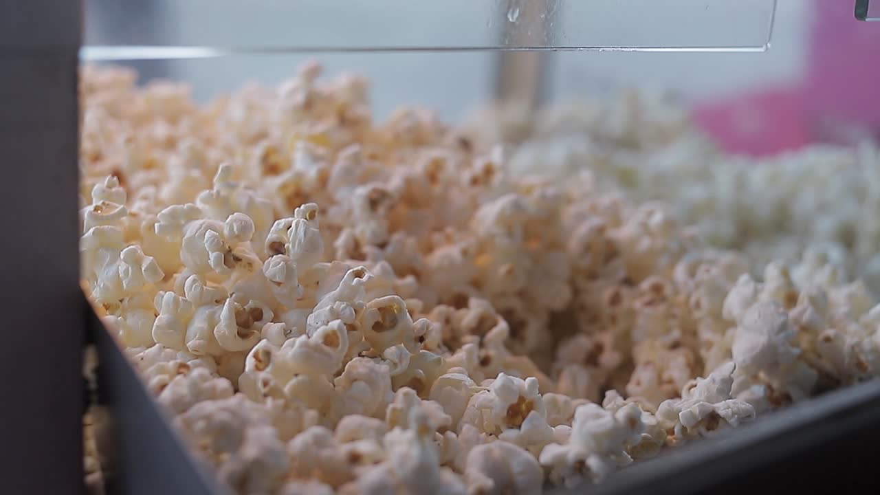 montones de palomitas de maíz en vitrina, tiro tiro con muñecas