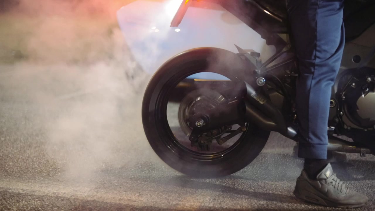 Moto fazendo um burnout.