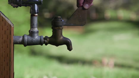 Wasserhahn-Im-Freien-Im-Park