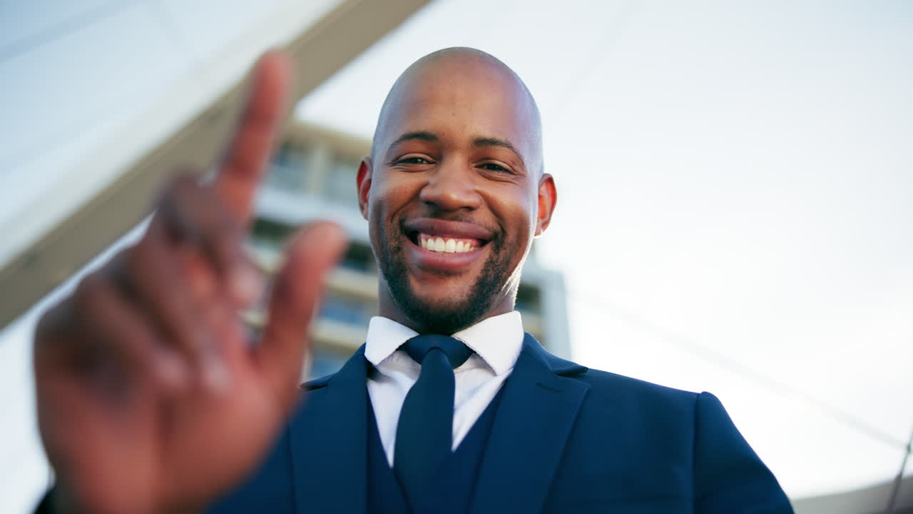 hombre de negocios sonriente señalando